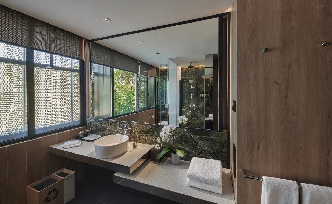 الرمز المقترح,دلالته على الجولة,الأيقونة النصية (للاستخدام السريع) التنقل البري الخاص,يمثل وسيلة النقل المريحة والخاصة (السيارة).,🚗 المغامرة والاستكشاف,يمثل التلفريك والجسر المعلق والمناظر الطبيعية.,🏞️ / 🚠 اليوم الكامل,يمثل مدة الجولة الطويلة والمغامرة اليومية.,🗺️ / ⏳